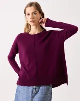 Sweater de cashmere color bordó, con cuello redondo, sisa caída y silueta relajada. Presenta detalles acanalados en el ruedo y los puños, y un sutil diseño vertical en el centro delantero.