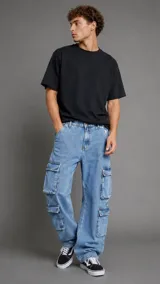 Pantalón cargo de jean azul claro, de corte holgado y diseño de múltiples bolsillos laterales.
