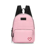 Mochila urbana Las Oreiro modelo Love, color rosado con diseño acolchado de costuras cuadradas. Presenta un bolsillo frontal con cierre, logo de la marca en placa rectangular negra y un detalle de corazón rojo bordado en la parte inferior. Incluye correas ajustables negras con el logo de la marca y manija superior.
