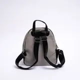 Mochila pequeña color gris con detalles en negro, doble cierre frontal y tiras regulables.