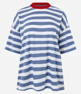 Remera de corte oversized con estampado de rayas horizontales en azul y blanco. Presenta cuello redondo en color rojo contrastante y mangas cortas amplias.