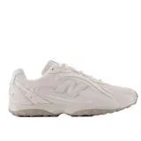 Championes New Balance modelo 204L de estilo running, color blanco, con detalles en tonos gris claro, confeccionados con superposiciones de gamuza y malla, y el clásico logo "N" en el lateral.