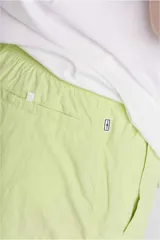 Short de baño verde lima con cintura elástica y cordón ajustable.
