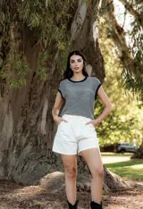 Blusa de tejido de punto a rayas horizontales, con cuello redondo y diseño holgado oversize.