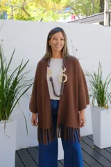 Saco abierto de color chocolate, con mangas tres cuartos y detalle de flecos en el ruedo inferior.