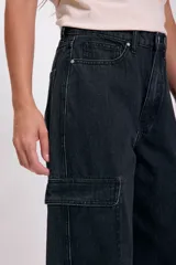 Pantalón cargo negro de corte holgado con bolsillos laterales con solapa.