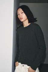 Jersey de punto de cuello redondo y manga larga, con acabados en rib en puños, cuello y bajo.