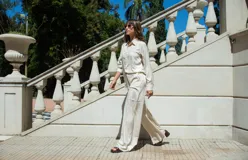 Pantalon de corte recto y tiro alto con apliques de strass plateado sobre base negra. Presenta bolsillos laterales y una caída fluida.