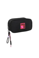 Necessaire rectangular de Las Oreiro en color fucsia, con cierre superior y tiradores decorativos de cordón. Presenta un parche frontal con el logo de la marca y un diseño de labios.