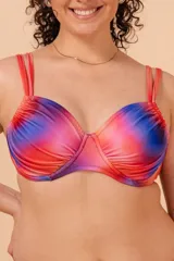 Soutien de baño reductor con aro, estampado multicolor con efecto degradado. Detalle de frunces, bretel doble regulable y nudo regulable en espalda. Copa reforzada. Confeccionado con tela que contiene fibra LYCRA® XTRA LIFE™