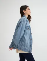 Campera de jean unisex con calce clásico, diseño de lavado claro, cierre frontal con botones metálicos y bolsillos con solapa en el pecho.