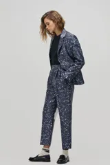 Blazer de taffeta con estampado de leopardo en tonos azulados, con cierre de un botón, bolsillos frontales y mangas largas.