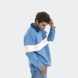 Buzo de estilo rugby con cuello camisero en contraste color crema, confeccionado en algodón y poliéster. Presenta una franja horizontal azul en el pecho con el logo de la marca estampado y diseño de manga larga.