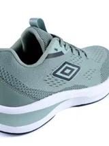 Championes deportivos Umbro modelo Vega, color lila, con tejido de malla transpirable, suela blanca con amortiguación y logo de la marca en el lateral.