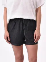 Short negro de tiro medio con cintura elástica y cordón ajustable.
