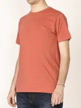 Remera básica de manga corta y cuello redondo color gris oscuro, con calce clásico y sutil bordado al tono en el borde inferior.