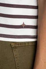 Remera de corte oversize con diseño de rayas horizontales, confeccionada en algodón lavado de textura suave y resistente.