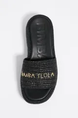 Sandalias negras de rafia tejida con plataforma y logo bordado en dorado.