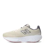Championes de running New Balance modelo Fresh Foam 520 para mujer, color beige claro con detalles en gris oscuro y rosado. Presentan malla tejida en el upper, logo 'N' lateral en gris y entresuela blanca con tecnología Fresh Foam, terminando en suela exterior rosada.