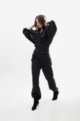 Camisa de seda peletizada con diseño de sobrecapa integrada, cuello mao, mangas abullonadas y cierre frontal con botones al tono.