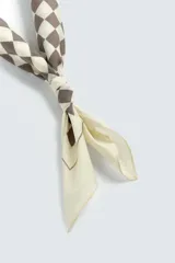 Pañuelo cuadrado de algodón color crema con estampado de cuadros pequeños en tono marrón oscuro.