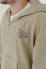 Canguro beige con capucha, cierre frontal parcial y bolsillo tipo canguro. Presenta estampado con texto en el pecho y detalle en la manga.