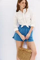 Short de calce relajado confeccionado en mezcla de algodón y lino color azul. Posee cintura elastizada con cordón de ajuste terminado en borlas, bolsillos laterales y pequeños tajos en los costados.