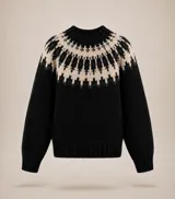 Buzo de lana merino con diseño de inspiración nórdica en el canesú, en tonos negro y crudo. Presenta cuello redondo, puños y ruedo acanalados, con un calce relajado.