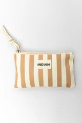 Neceser de lona a rayas en color tostado y blanco, con cierre superior y tirador de cordón. Incluye etiqueta frontal con el logo de la marca Indian.