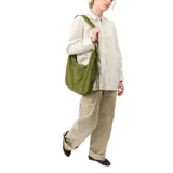 Bolso tipo bandolera color verde oliva, con correa ancha y bolsillo externo.