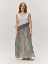 Vestido largo sin mangas de algodón, con diseño en bloques de color gris claro en la parte superior, una franja diagonal gris oscuro y falda con estampado efecto desteñido.