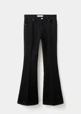 Jeans negros de tiro alto y estilo flare, con diseño largo, cinco bolsillos y cierre frontal de cremallera y botón.