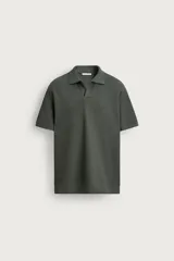 Polo regular fit color verde militar con textura acanalada vertical, cuello solapa con abertura frontal, manga corta y acabados en rib.