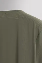 Camiseta de entrenamiento de corte relajado, confeccionada en tejido técnico ligero y elástico con textura microperforada. Presenta cuello redondo, manga corta y costuras termofijadas.