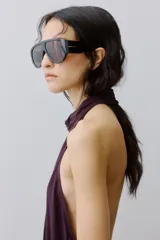 Vestido largo bordó con escote halter fruncido, cintura elástica y diseño sin mangas.