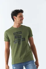 Remera azul de algodón con cuello redondo, mangas cortas y estampado frontal con la frase 'Enjoy Your Problems'.