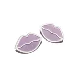 Par de aros con forma de labios negros con glitter y borde plateado.