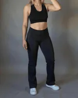 Calza larga negra de tela suplex con felpa en el interior, de tiro alto y corte recto.