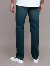 Jeans de corte recto y talle medio, confeccionados en denim elástico con diseño clásico de cinco bolsillos, cierre de cremallera y botón.