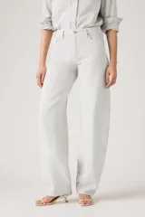 Pantalón de jean estilo baggy con corte barrel, tiro alto y pierna ancha. Presenta un tono gris claro lavado, con costuras reforzadas y diseño de cinco bolsillos.