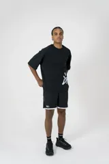 Remera oversize negra de algodón elastizado con estampado blanco en el frente.