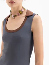 Musculosa de algodón pima, con cuello redondo y ajuste al cuerpo.