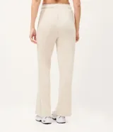 Pantalón deportivo de corte recto color beige, confeccionado en modal, con cintura elástica y bolsillos laterales.