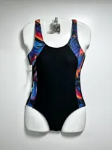 Malla de natación entera negra con laterales estampados con diseño abstracto en tonos azules, naranjas y rojos.