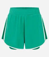 Bermuda deportiva tipo runner color verde, confeccionada en microfibra liviana. Presenta cintura elástica, short interno integrado para mayor seguridad y detalles de friso en color blanco en los bordes redondeados.