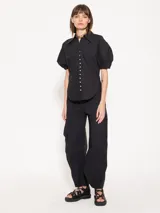 Camisa celeste de popelina, de silueta amplia y diseño liviano. Incluye cuello clásico y cierre frontal con botones.