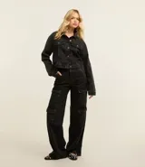 Pantalón de jean negro con corte recto, cintura alta, trabillas y bolsillos cargo laterales.
