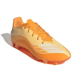 Championes de fútbol Adidas modelo F50 Messi Club, diseñados para terreno firme y césped artificial. Presentan un diseño en tonos naranja y amarillo con las icónicas tres tiras de la marca en blanco sobre el lateral.