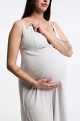 Camisón maternal de rib color rosado, con escote en V, tirantes finos regulables con clips de lactancia, elástico bajo el busto y falda amplia de corte acampanado.