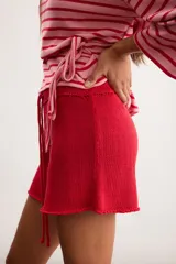 Short de tejido de punto color rojo, de silueta ajustada, cintura elastizada con cordón ajustable y textura suave.